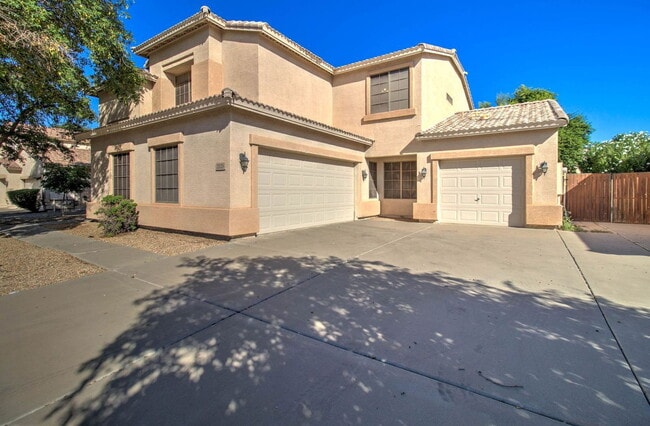 Building Photo - 2026 E County Down Dr