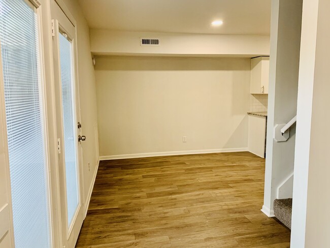 Building Photo - 1/2 off 1st months Rent move in special!!!...