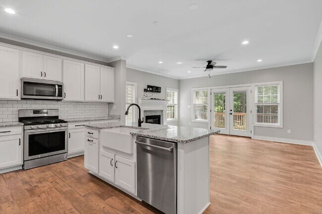 Building Photo - Beautiful Rental in The Highlands – Spacio...