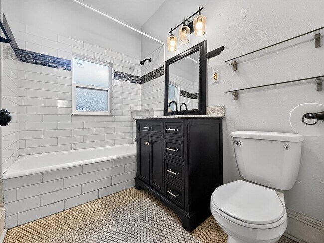 Building Photo - 1016 E Washington Ave