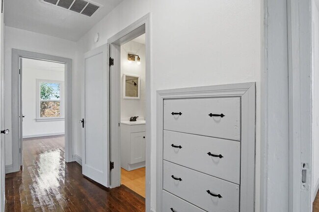 Building Photo - 1236 SW 30th St