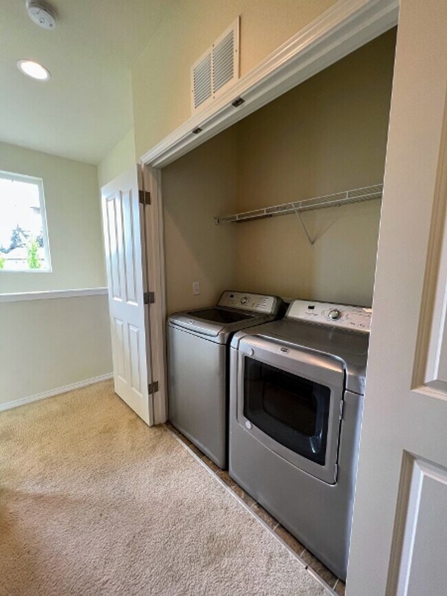 Building Photo - Pet Friendly 3 Bedroom in Campus Glen Neighborhood