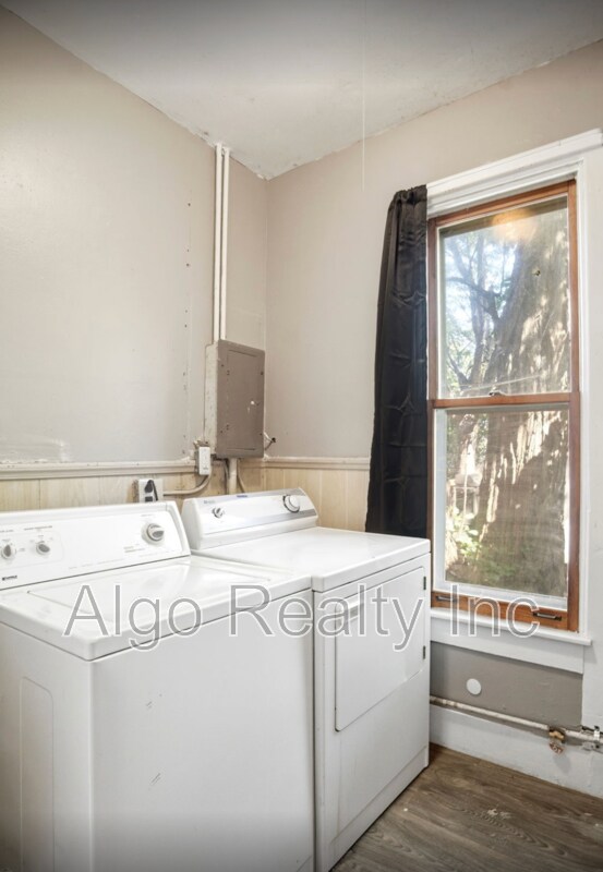 Building Photo - 2923 N Girard Ave