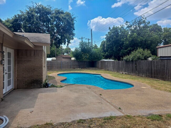 Building Photo - Spacious 3 bedroom 2 bath home w/ swimming...