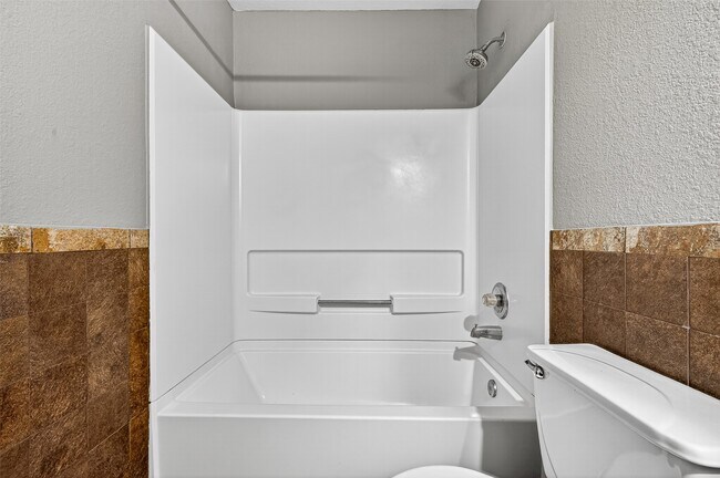 Building Photo - 5615 W Harrow Dr