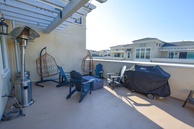 Building Photo - 3BED/4BATH Townhome in Oxnard