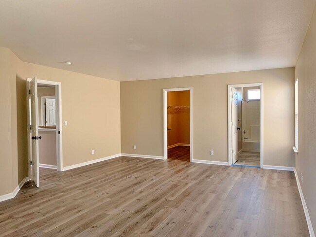 Building Photo - 4 Bedroom Home in Hollister  - No App Fee