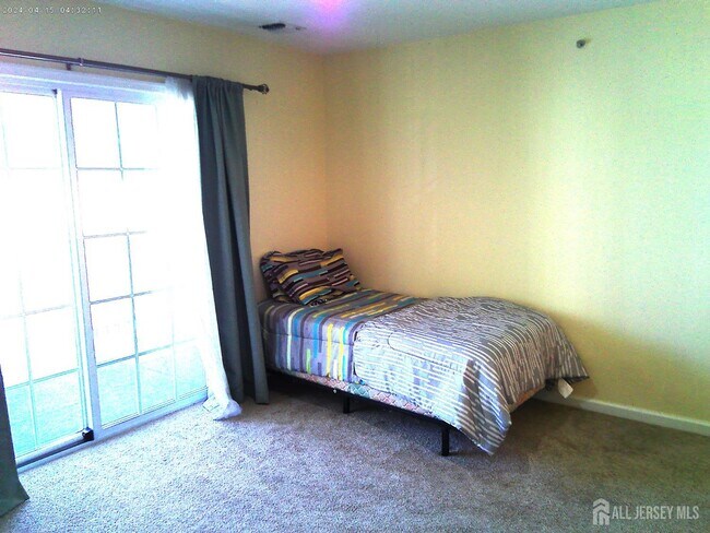 Building Photo - 228 Pinelli Dr