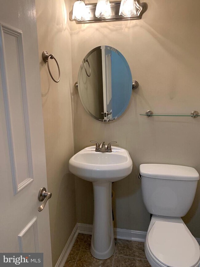 Building Photo - 6084B Essex House Square