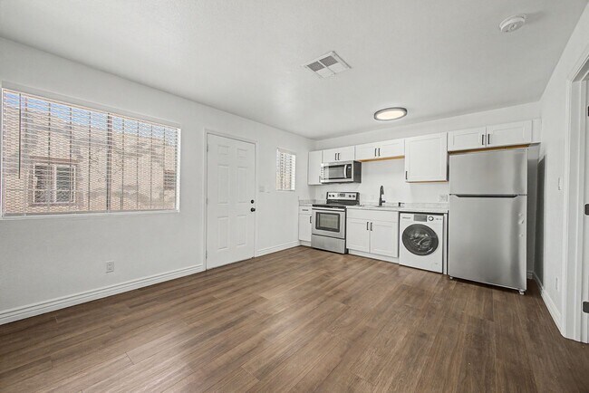 Building Photo - 1438 E Adams St