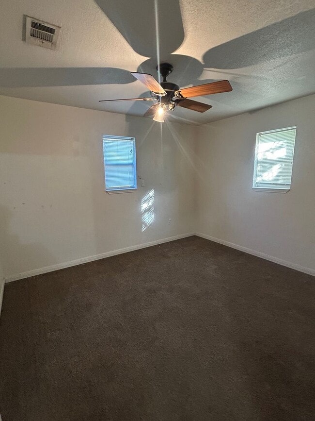 Building Photo - Perfect Elm Mott Duplex