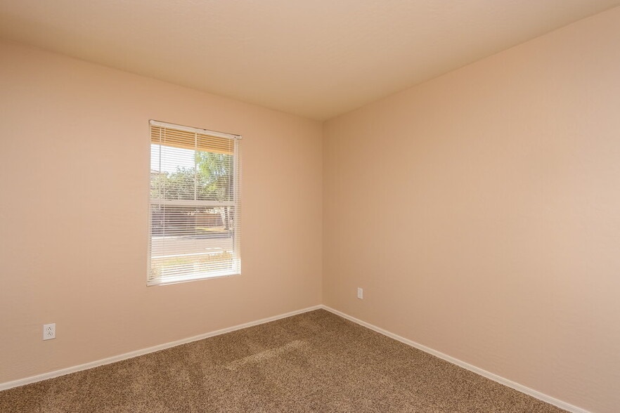 Building Photo - 14844 W Columbine Dr