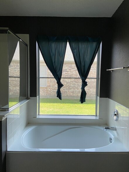 Building Photo - 1510 Shady Shores Dr