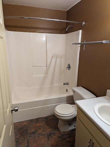 Building Photo - 168 Riverview Dr