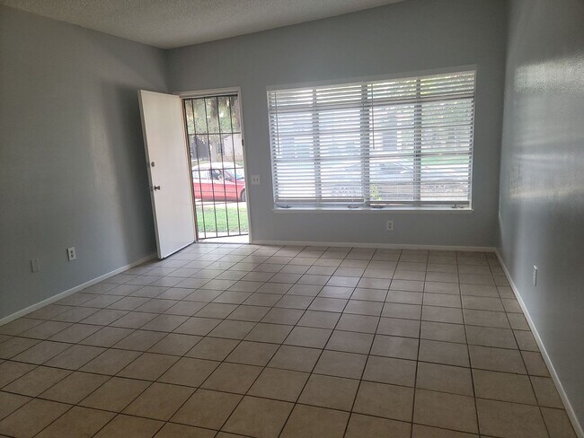 Building Photo - SW-2 bedroom- 1.5bath with 2 car garage Condo