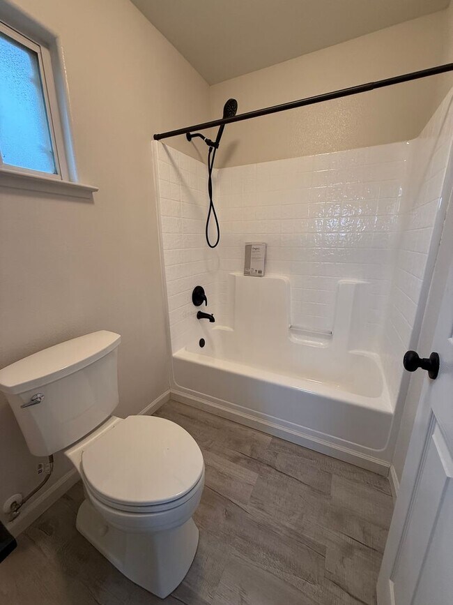 Building Photo - Beautiful 4 bedroom 2 bath home