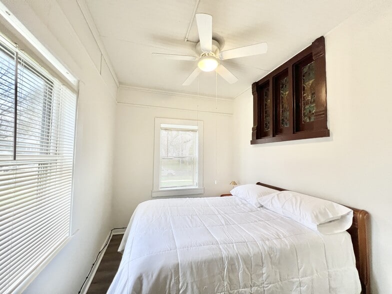 Building Photo - 420 N Jackson St