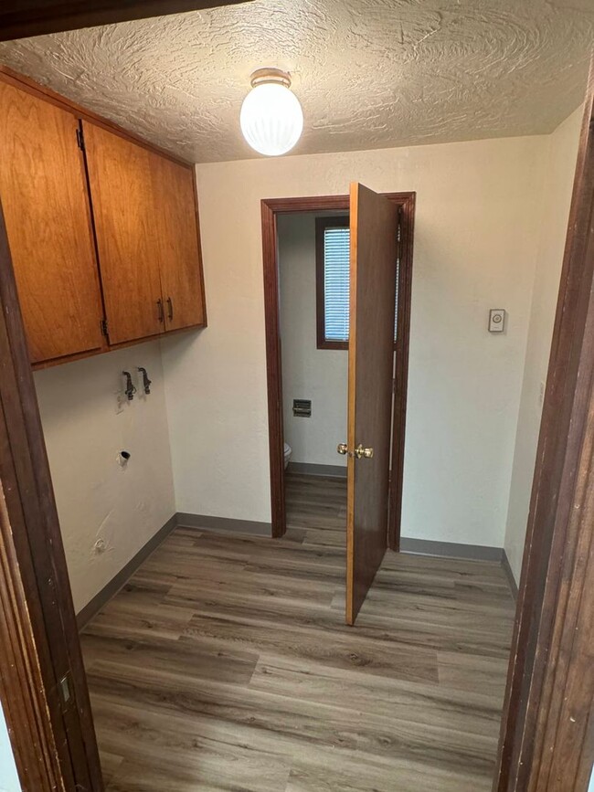 Building Photo - 2 Bedroom Duplex in Southwest Eugene
