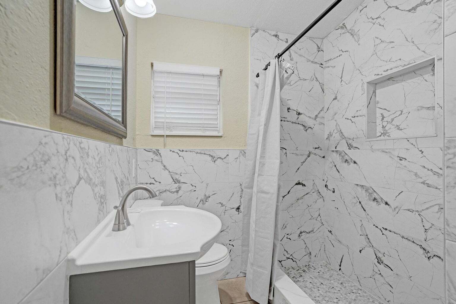 Building Photo - 1205 S Lake Dr