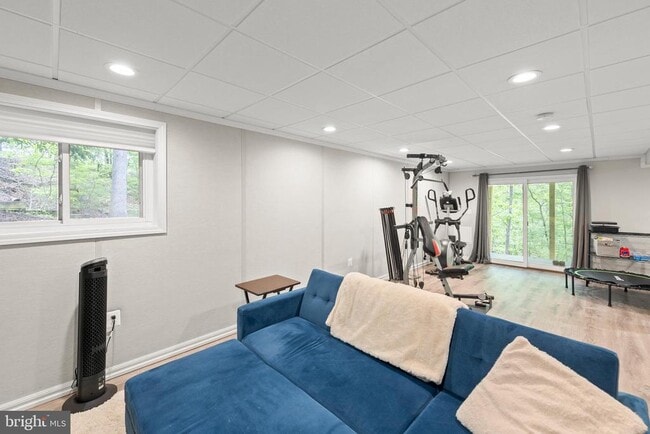 Building Photo - 1249 Lakeview Dr