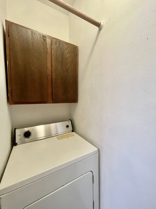 Building Photo - Centrally Located Condo - 2 Bedroom and 2 ...
