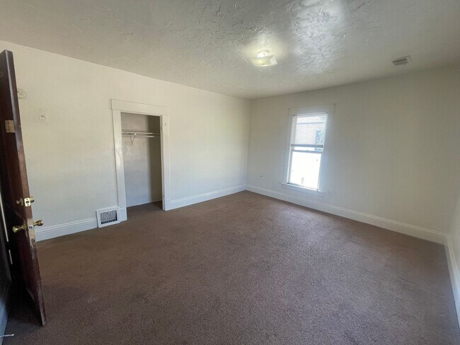 Building Photo - (1614 8th Ave)