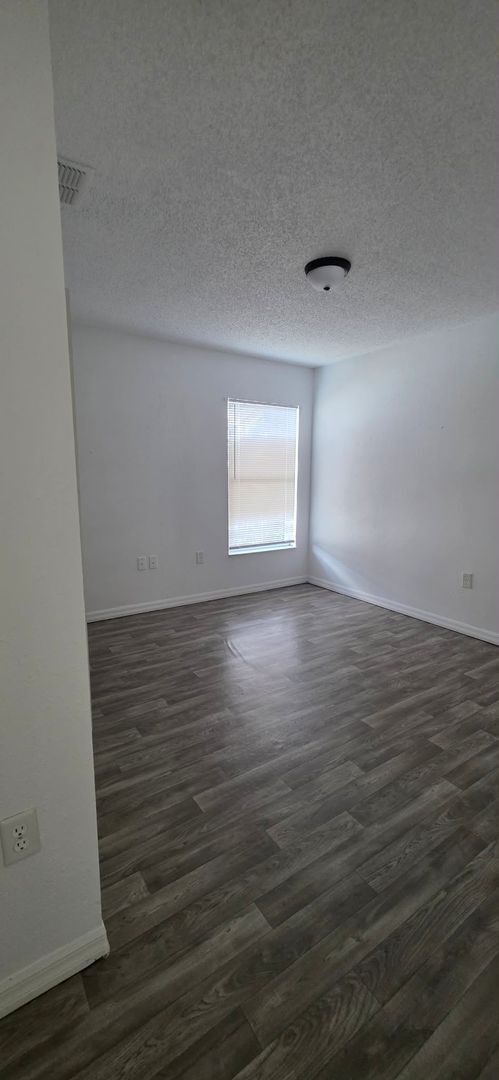 Building Photo - Spacious 3BR/2BA Home with Screened Patio and 2-Car Garage