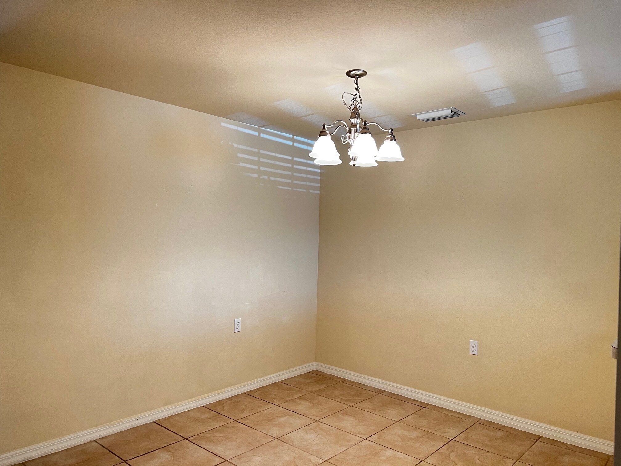 Building Photo - 9093 Gervais Cir