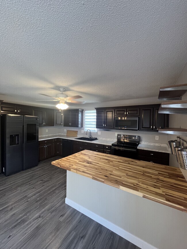 Building Photo - 723 Iron Horse Dr