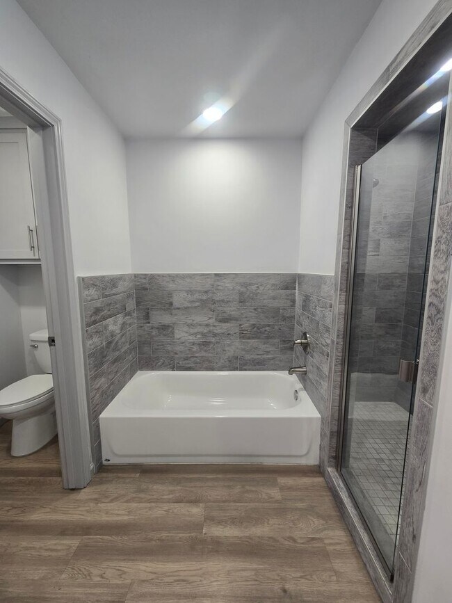 Building Photo - Spacious 4/3/2 Home with Modern Finishes and Great Location