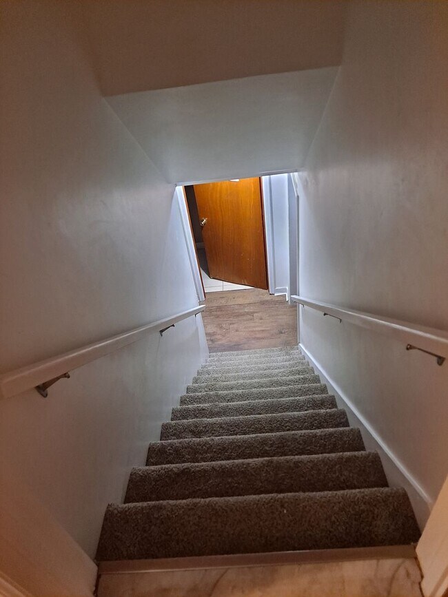 Building Photo - ALL PROSPECTIVE TENANTS MUST SUBMIT A $58 NON-REFUNDABLE APPLICATION FEE PER APPLICANT ONLINE AND...