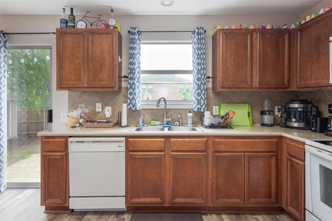 Building Photo - 5307 Viewpoint Dr