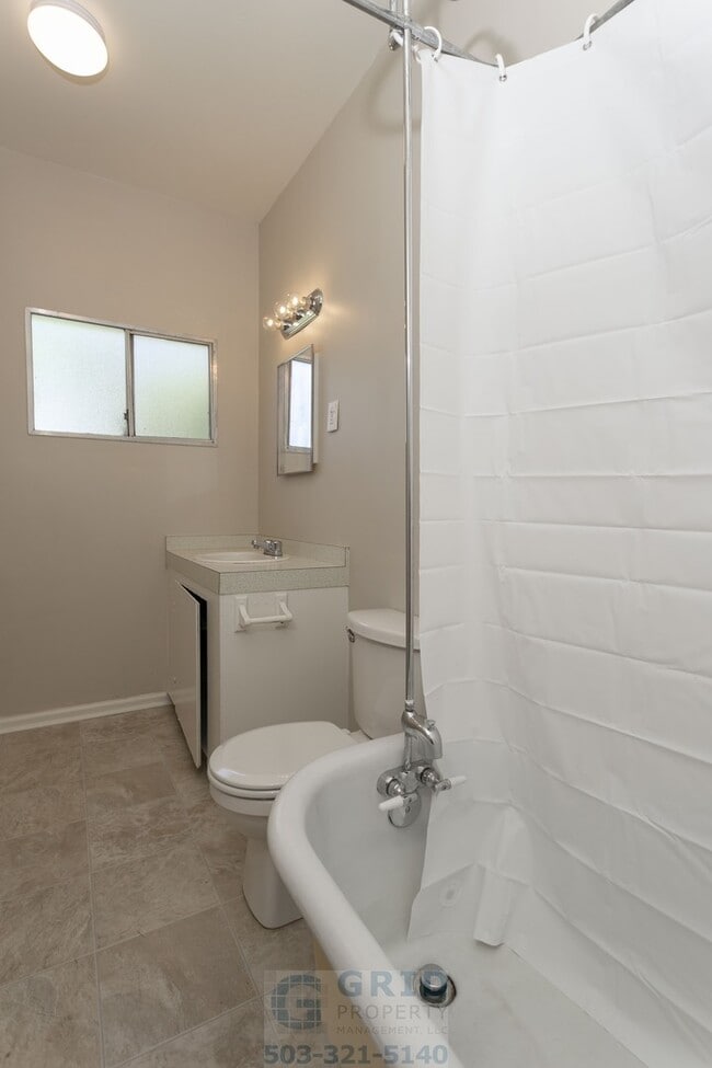 Building Photo - Charming 3 Bedroom Craftsman Home Available in SE Portland!