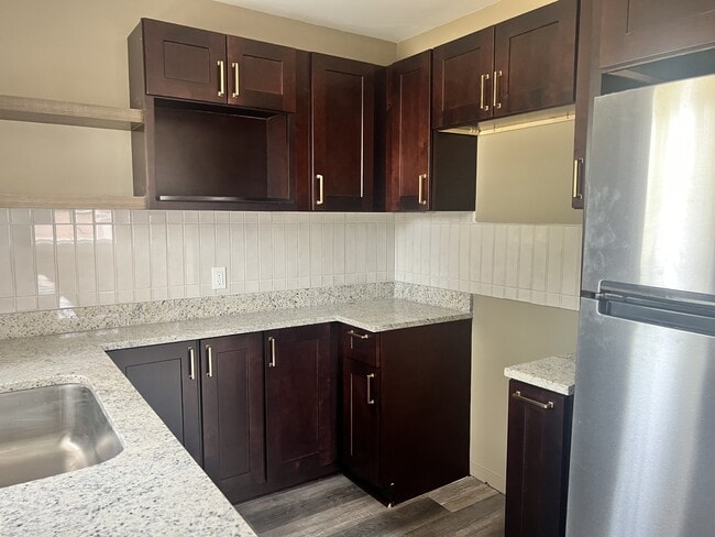 Building Photo - 709 Oxford St