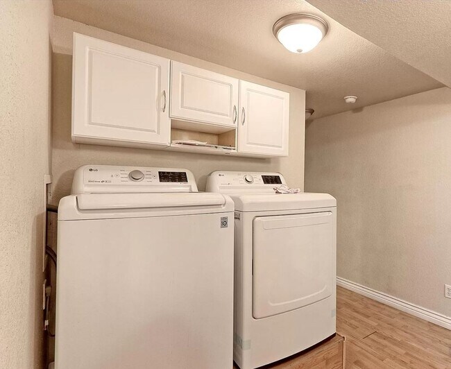 Building Photo - Must see paired home in Coal Creek