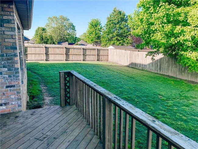 Building Photo - 407 NW Saddlebrook Dr