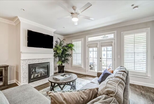 Building Photo - 739 Saint Charles Ave NE