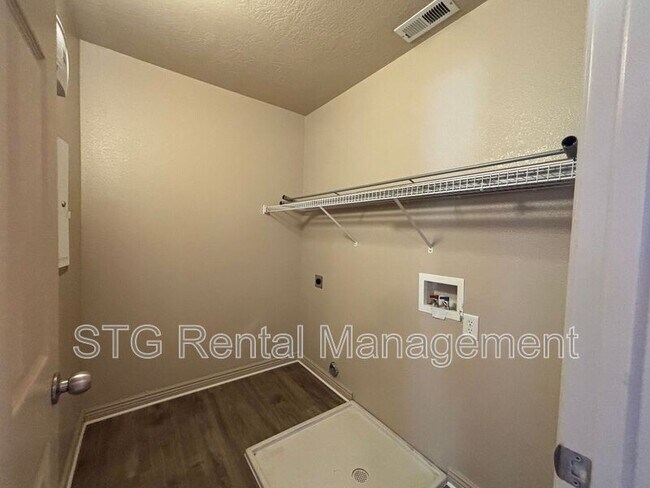 Building Photo - 3155 S Hidden Valley Dr