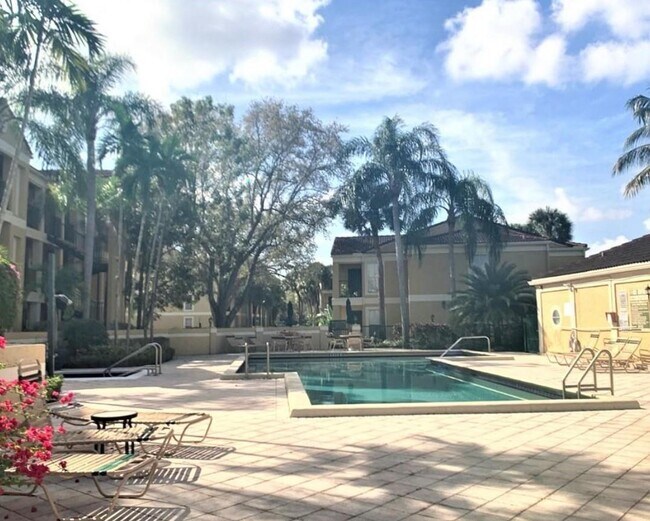 Building Photo - 733 Riverside Dr