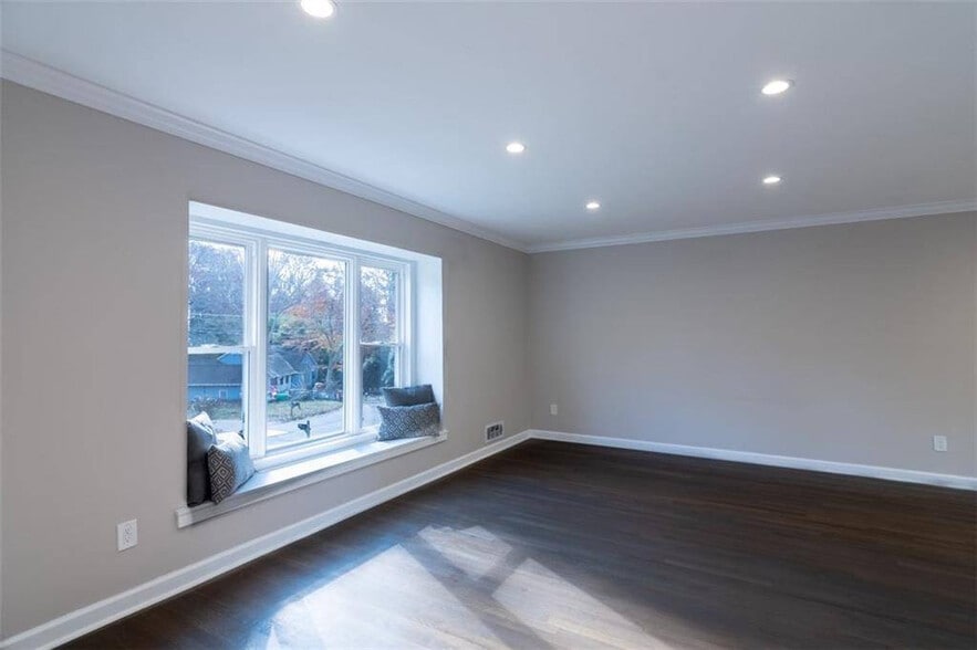 Building Photo - Room in House on Trafalgar Way
