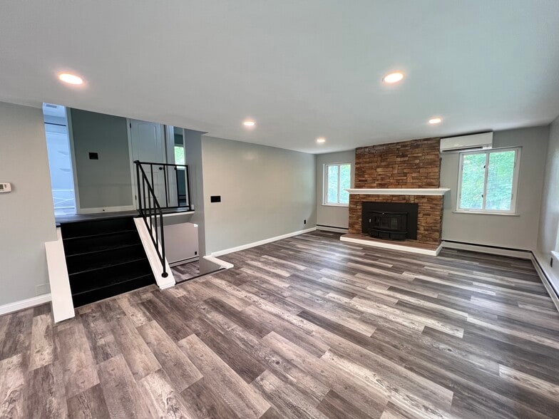 Building Photo - 9499 Maple Knoll Dr