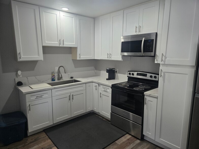Building Photo - 648 E La Deney Dr