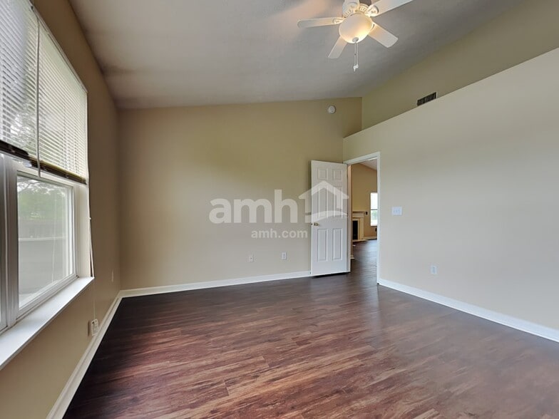 Building Photo - 3201 Creekshore Dr