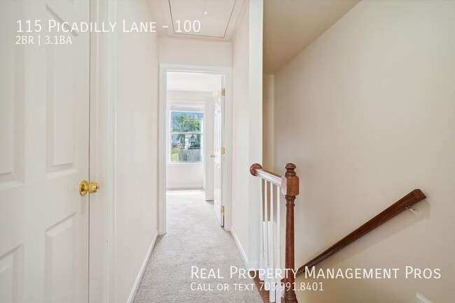 Building Photo - Spacious 3-Story End-Unit Townhome in Prim...