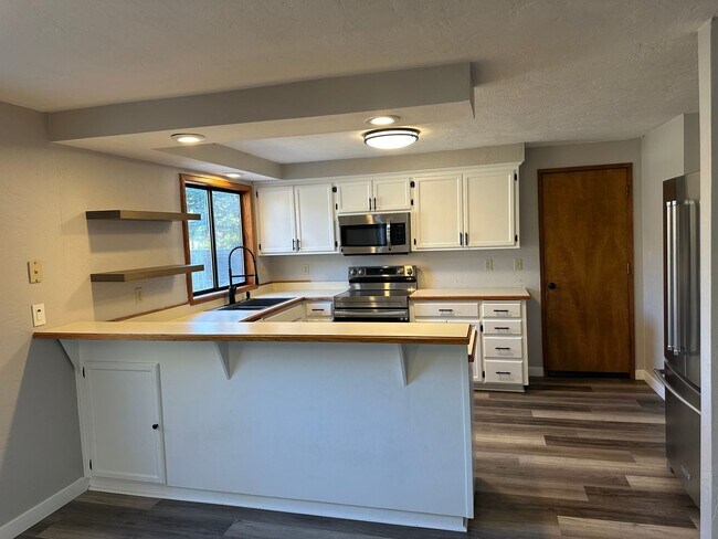 Building Photo - Updated 3 bedroom 1.5 bath house in Eugene!