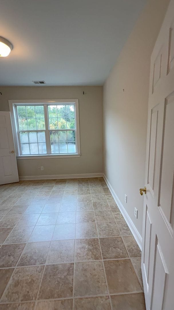 Building Photo - Second Floor Flat with 3 BR/ 3 BA and a 2 ...