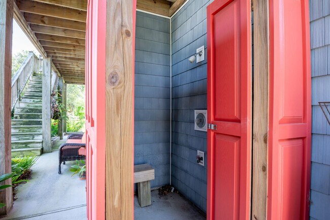 Building Photo - PERFECT SINGLE FAMILY OFF-SEASON MONTHLY R...