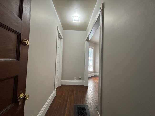 Building Photo - 626 University Ave