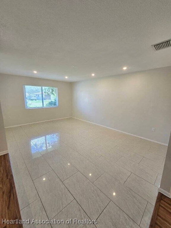Building Photo - 2717 Queenswood Dr