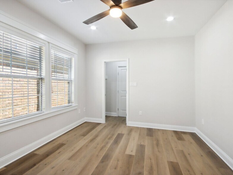 Building Photo - 1904 Calumet St